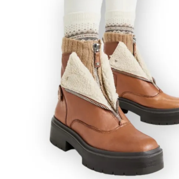 Sam Edelman Chelsea Boot - Picture 4 of 6